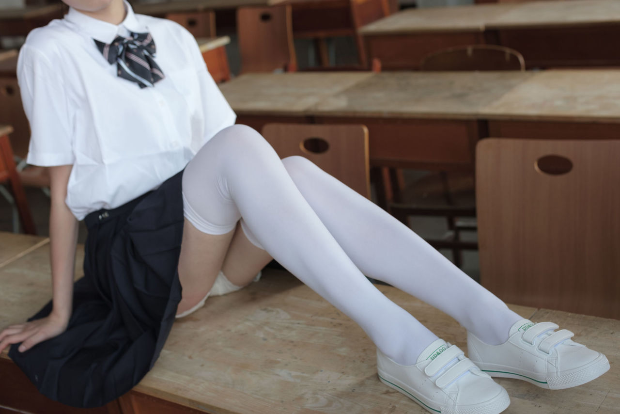 [森萝财团] BETA-022 教室里的JK白丝少女 萝莉丝袜写真